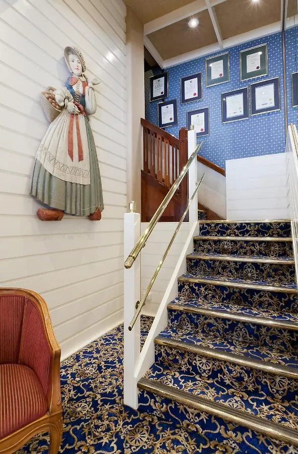 European Hotel Perth 4*,
